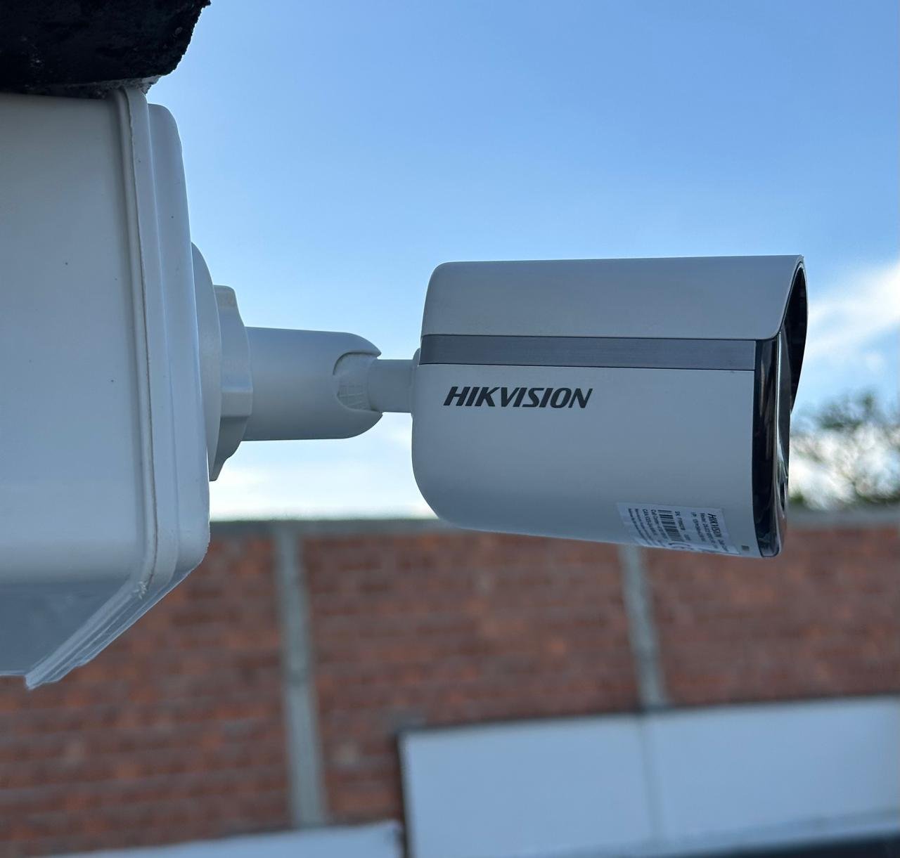 Cámara Hikvision instalada en exterior por Domic Home
