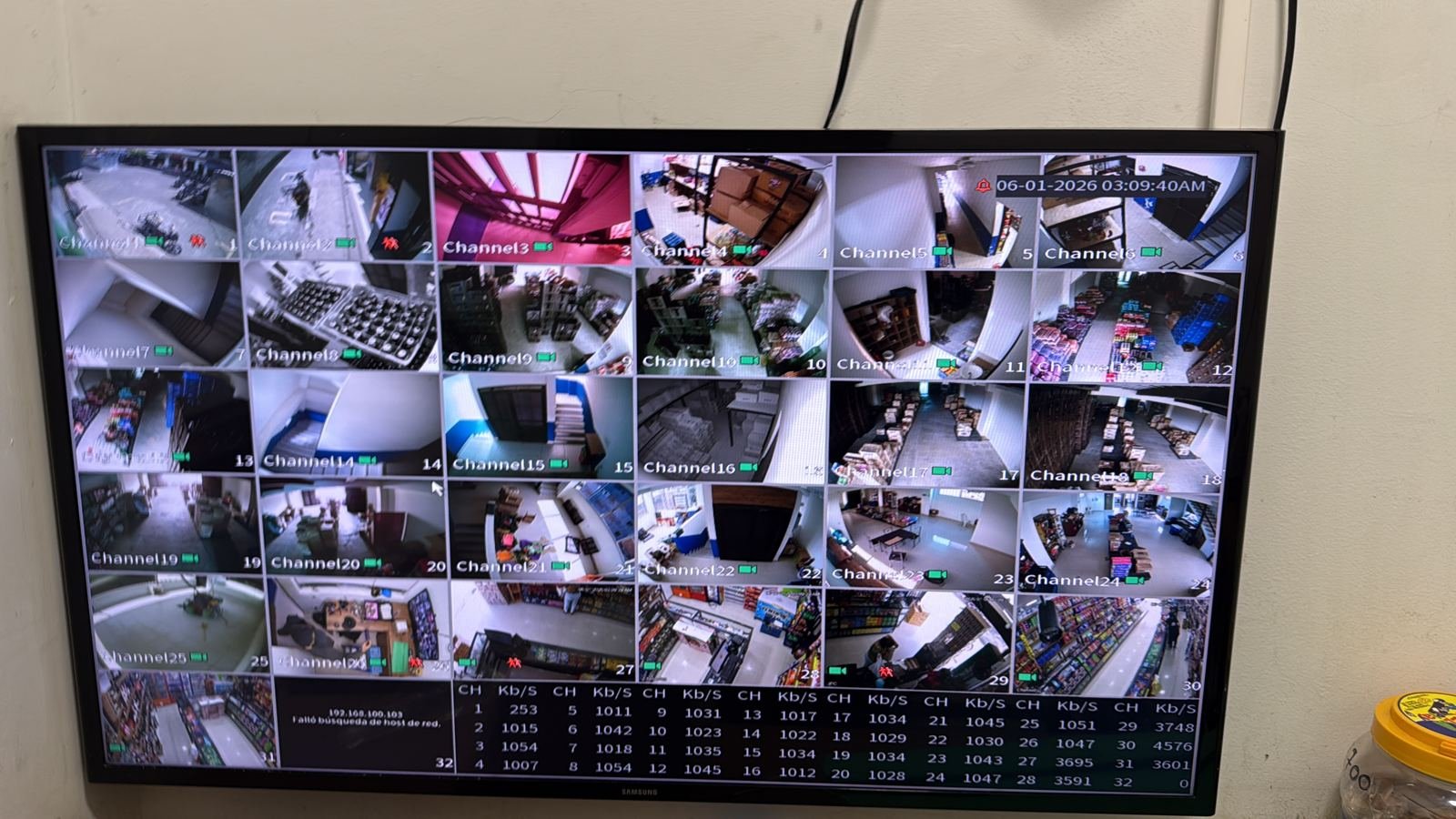 Central de monitoreo con 32 cámaras en una tienda