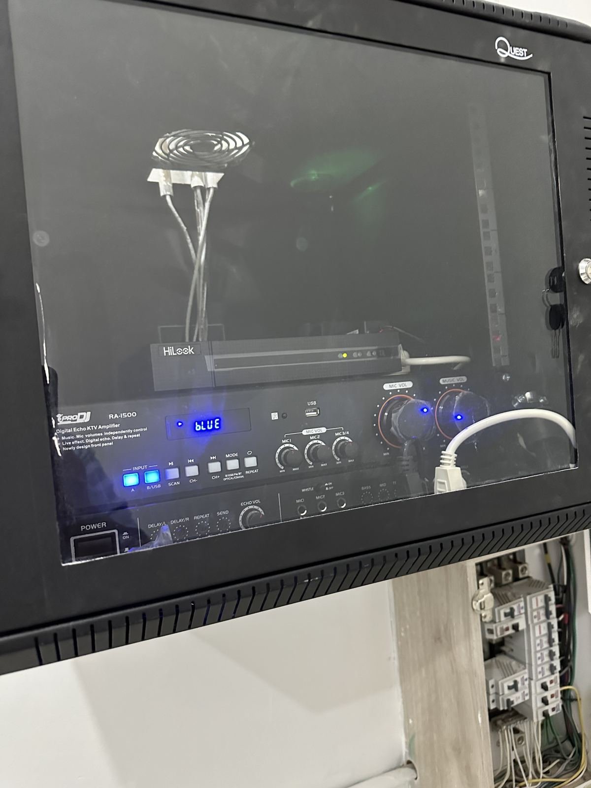 Grabador NVR HiLook instalado en rack