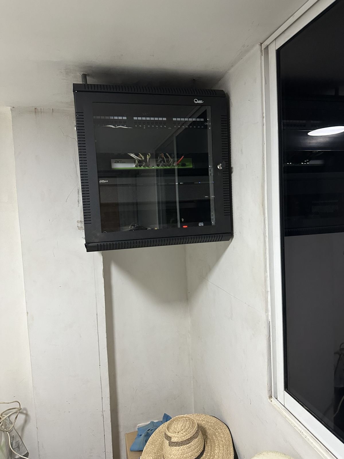 Gabinete de red montado en pared