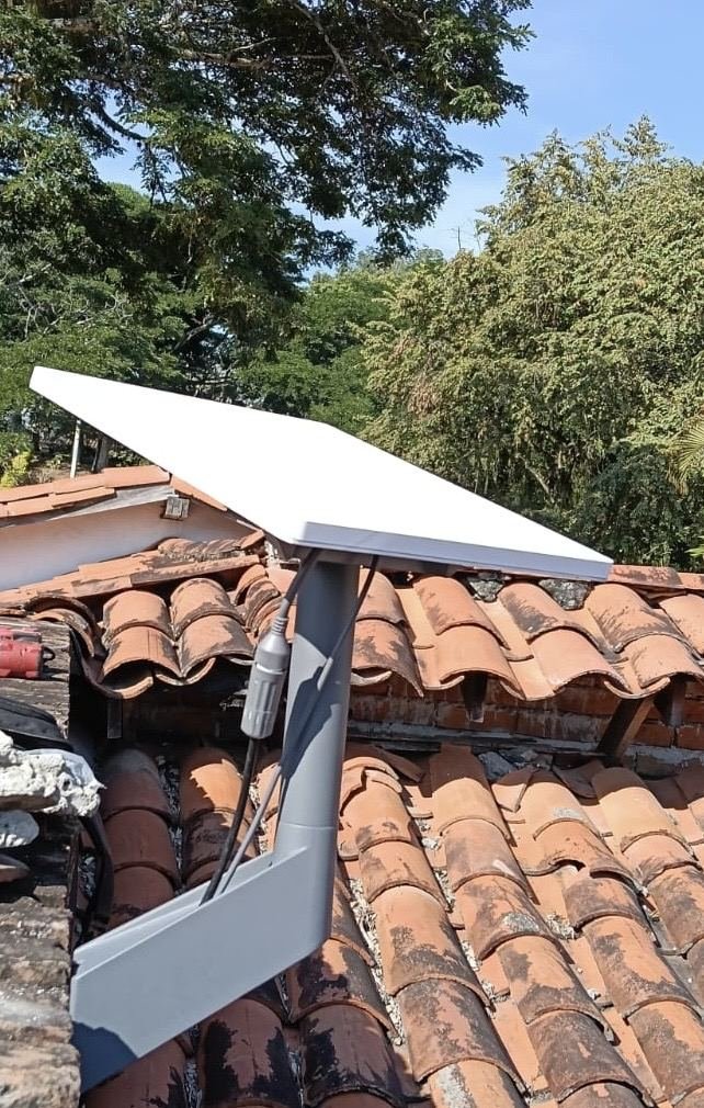 Antena Starlink instalada por Domic Home en un techo