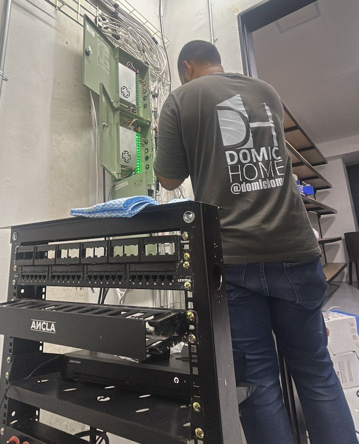 Técnico de Domic Home instalando un rack de red